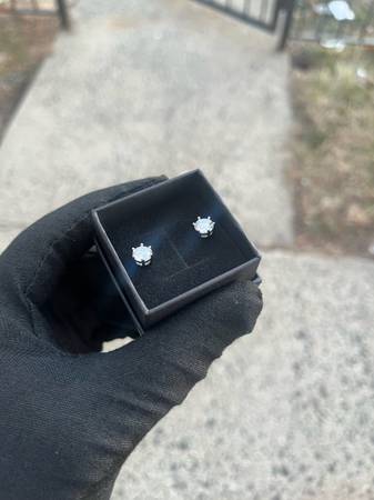 VVS1 1ct Moissanite Round Brilliant Earrings 1