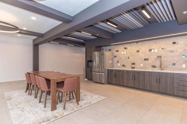 $1,025 / 581ft2 - Designer Faux Wood Flooring & Carpeting (Blackstone/Leavenworth neighborhood)63681677889921121