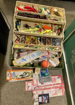 Large tacklebox full or tackle, Old flatfish beno, lures, see pictures 1