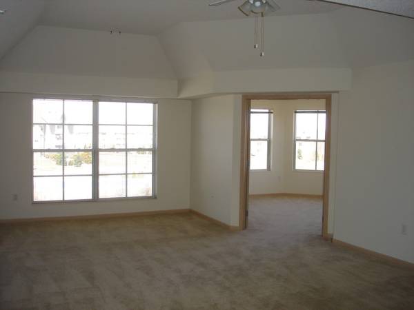 $1,359 / 1br - 755ft2 - Intercom, Tub/Shower, Range (7260 Guider Drive, Woodbury, MN)63868816122625123