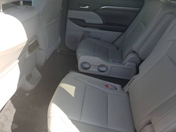 ¡Muy limpio y completamente equipado! 2016 Highlander Hybrid Limited AWD - $21,999 (Butte County)63617772123905123