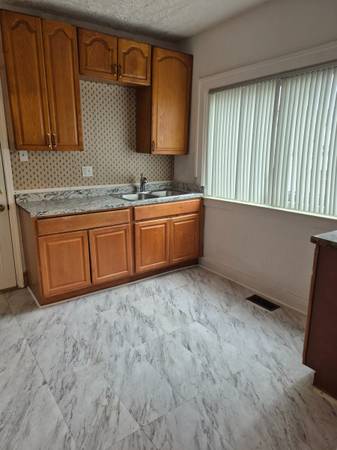 $1,000 / 3br - 1200ft2 - Rare find a Spacious lower flat on the East Side of Detroit (East Side of Detroit)64018941746435124