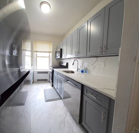 $2,600 / 1br - 1000ft2 - Spacious 1-Bedroom Condo – Prime Location (Elmhurst)63788714933251120