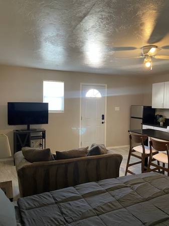 $1,000 / 1br - 500ft2 - Estudio casita recién azulejado y pintado63674964045443121