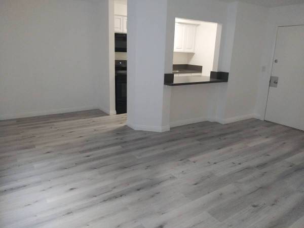 $1,295 / 1br - 700ft2 - ESPACIOSO DE 2 NIVELES 1 HABITACIÓN A PASOS DE LA PLAYA Y CANALES CON ESTACIONAMIENTO CERRADO CON PUERTA! (Venice)63655061906177121