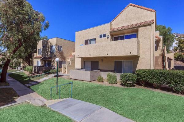 $2,469 / 2br - 860ft2 - 2/bd, Two Refreshing Swimming Pools, Located in Canyon Country (26741 N. Isabella Pkwy, Canyon Country, CA)63953071043458120
