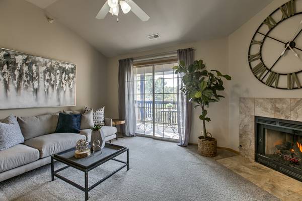 $1,370 / 1br - 780ft2 - Beautiful 1st floor 1 bed 1 bath available immediately! (La Vista)63681714088577122