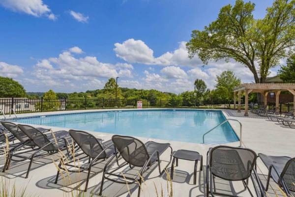 $1,429 / 2 habitaciones - 918 pies cuadrados - ¡Guau! Te encantará esta increíble casa de 2 dormitorios y 2 baños en Hendersonville (Hendersonville)63680393514243121
