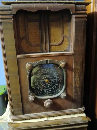 Zenith "Big Pet" Tombstone Style Radio 1