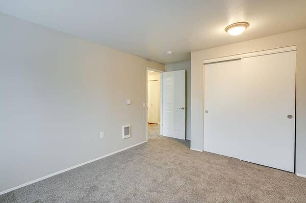 $1,625 / 2br - 975ft2 - On-Site Management, Microwave, Off Street Parking, Large Closets (Canby)63956502777987123