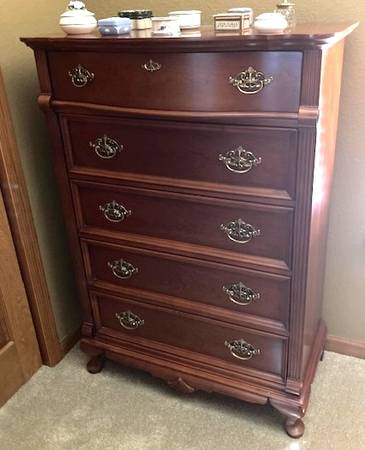 COUNTRY FRENCH BEDROOM SUITE - $900 (WAUKESHA)63471406709891123