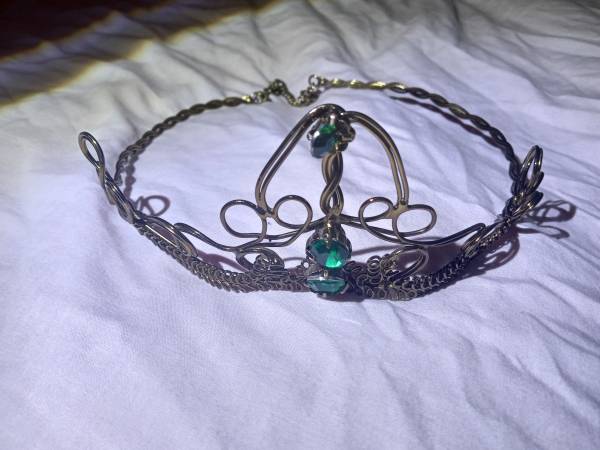 METAL BENDABLE TIARRA CROWN GREEN GEM 1