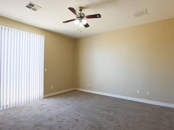 $2,315 / 3br - 1874ft2 - Jetted Tubs, Sparkling Swimming Pool, Close to Loop 101 & Loop 202 (Close to fine dining, shopping, sporting events, nightl)64024996185090124