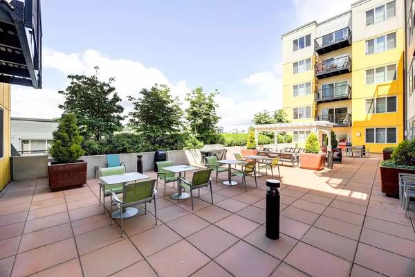 $2,650 / 2br - 915ft2 - Stay cool with in-unit ceiling fans! Now renting at Second and Main! (Renton)63688277693571121