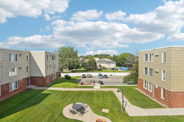 $1,400 / 1br - 700ft2 - Beautifully Landscaped Grounds, Two Elevators, 1B/1B (4141 Parklawn Ave, Edina, MN)63797882090627120