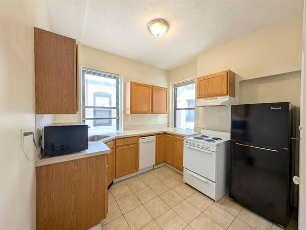 $2,650 / 1br - Sunny Top Floor 1 Bed ** Convenient to Harvard & Central ** Dishwasher (Cambridge \ Central Sq. \ Mid Cambridge)63797254237827120