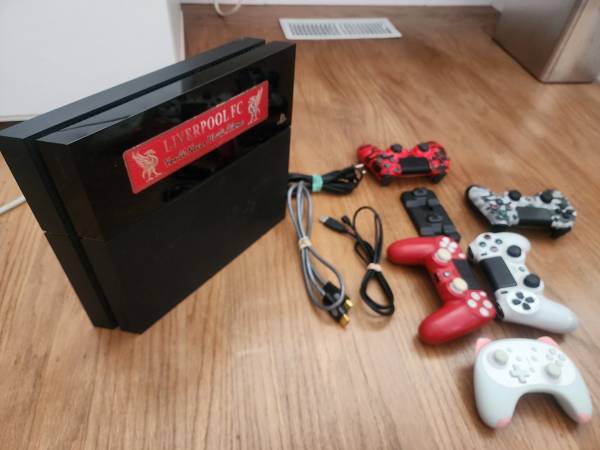 Playstation 4 - with 5 Controllers 1