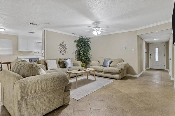 1 Get 2 months free! Room for rent! Enjoy the hassle-free experience 1