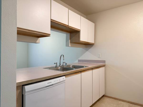 $1,550 / 1br - 736ft2 - SECOND FLOOR/ MOVE-IN READY, Private Balcony, Cat Friendly! (Bellingham)63920959709954122
