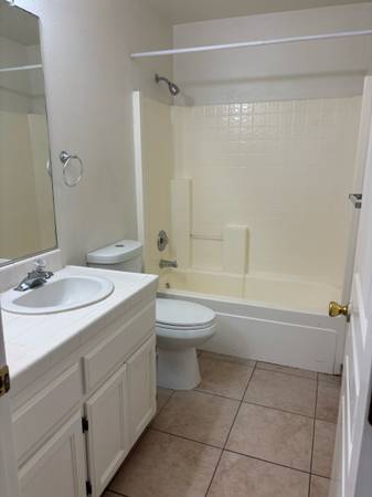 $2,000 / 3br - 1200ft2 - Available Now ! Upgraded Nice 3 bedroom  2 bath (Visalia)63809887388547124
