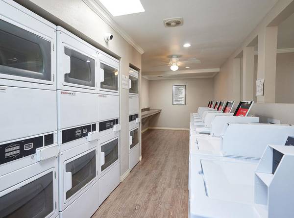 $2,200 / 1br - Internet de Alta Velocidad, Mascotas Permitidas - 1 Dormitorio 1 Baño Cerca del Océano (Oceanside)63845975598595122