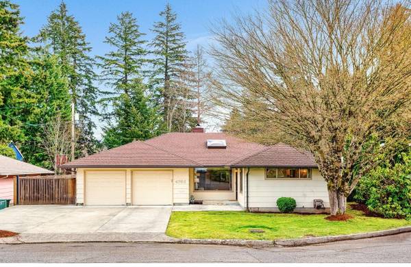 $2,820 / 2br - 1496ft2 - Light-filled living room with skylight, hardwood floors, & built-ins! (Milwaukie)63831465165315121