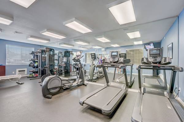$3,247 / 2 habitaciones - 940 pies² - Estacionamiento cubierto asignado, centro de fitness, patio interior (los gatos)63868036688897123