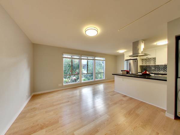 $900 / 1br - 772ft2 - Sleek & Modern Apartment with In-Unit Washer/Dryer & Finishes (oakland lake merritt / grand)64023717415809123