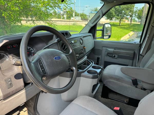 2010 FORD ECONOLINE CAMIÓN CERRADO CON ELEVADOR TOMMY GATE - $12,800 (NORTHBROOK)63618689998467124