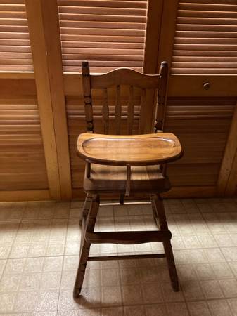 Vintage maple highchair with tray. 1