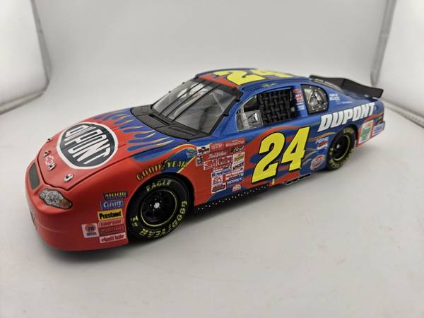2001 Action Jeff Gordon #24 Dupont Flames Diecast Nascar 1/24 Car Bank 1