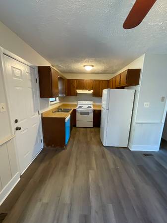 $1100.00 / 2br - Newly-renovated Townhouse Near Exit 7!63860362519555124