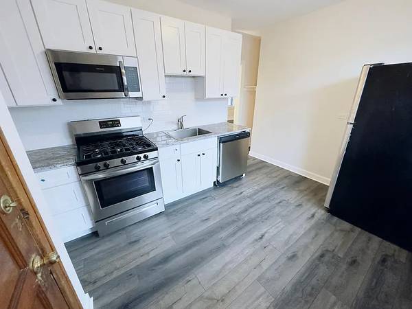 $1,070 / 3br - Modern Apartment in Portage Park! (Chicago, IL)63688333237635120