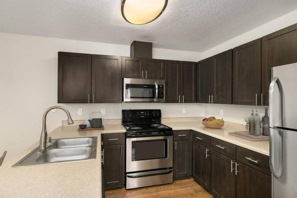 $1,525 / 1br - 750ft2 - Recently Updated fully equipped open kitchen, inunit w/d ,Pet Friendly (Clark County)63777384844547121