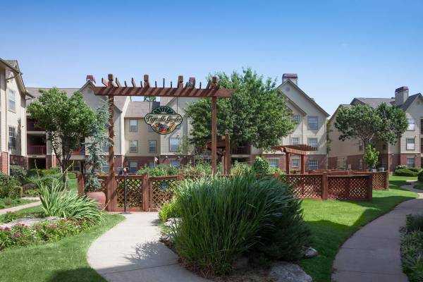 $965 / 1br - 852ft2 - Lap pool with cooling mist system, Dead bolts, Wood-burning fireplaces (South Tulsa)63806171079041120