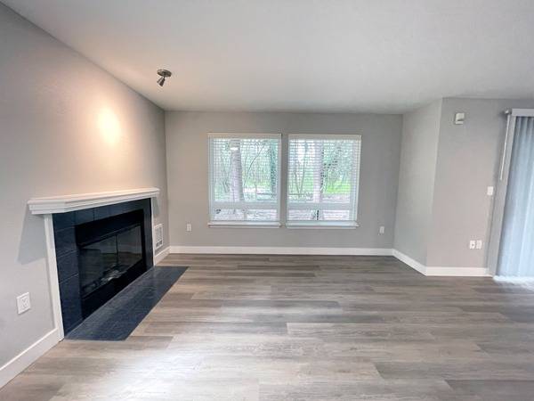 $3,499 / 3br - 1205ft2 - 3/bd 2/ba apt, Bellevue area, Modern kitchen, Pet-friendly home, Patio (Redmond/Bellevue/Microsoft)63814635915011121