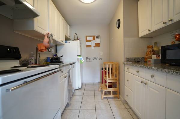 $3,195 / 2br - Two beds, Beaconsfield, Brookline. No Fee! (Brookline)63996406656386124