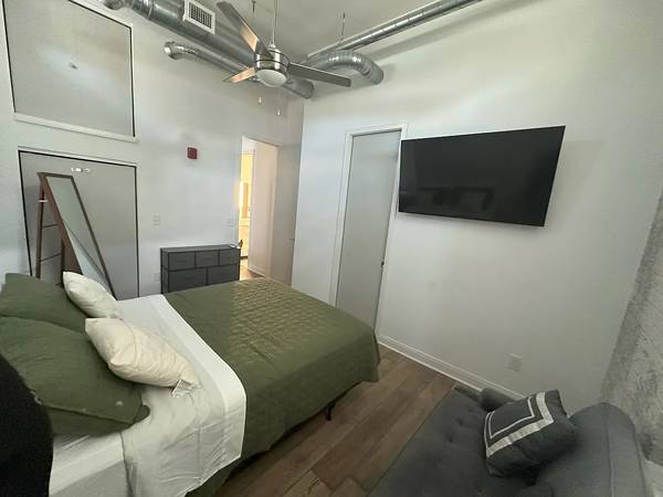 $1,200 / 1br - 730ft2 - Vibrant Furnished One Bedroom One Bathroom (Cincinnati, OH)63974328753795120