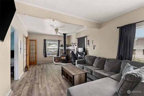 $1,240 / 2br - 1024ft2 - Charming 2 bedroom home has been beautifully maintained (Hoquiam)63852482620163121