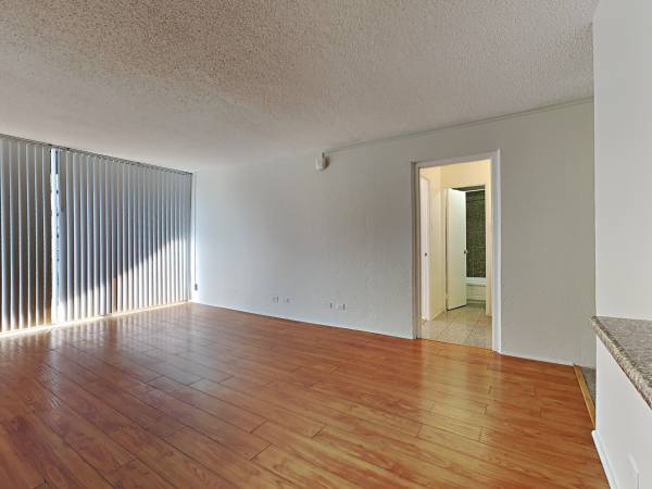 $2,495 1 Bedroom Charm, Sunlit Balcony Views and Short Walks to Hotspots! (tenderloin)64030485337986122