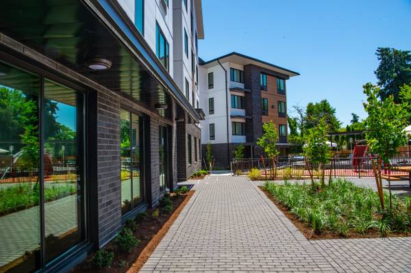 $1,614 / 2br - Linen Closet, Art Space, Bicycle Parking (9660 SW Greenburg Rd, Tigard, OR)63831753632641120