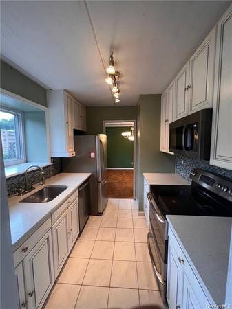 $2,850 / 1br - 850ft2 - Gorgeous 1 bed condo with a den & balcony on the 4th floor. (Tarrytown)64033631737089120