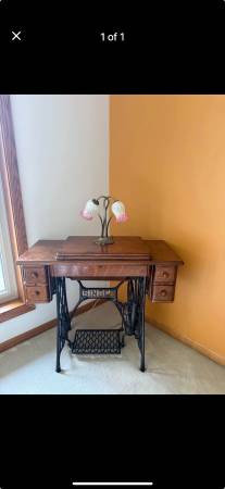 Antique Singer sewing machine - Priced to sell! 1
