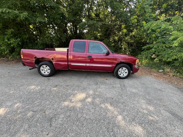 2005 gmc sierra - $3,50063618850835329123