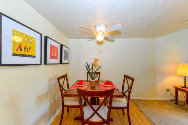 $1,233 / 2br - 1150ft2 - Wonderful location for commuters! We're near public transit (East Point - Near Washington Plaza)63921561358082121