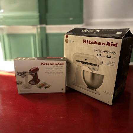 Kitchen Aid mezcladora de pie con cabezal basculante blanca + accesorio cortador de láminas de verduras - $275 (Silver Lake)63471468855811120