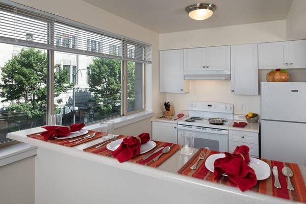 $1,250 / 1br - 564ft2 - Intercom-Controlled Access, Wood Inspired Flooring, Designer Finishes (Downtown)63688443854465121