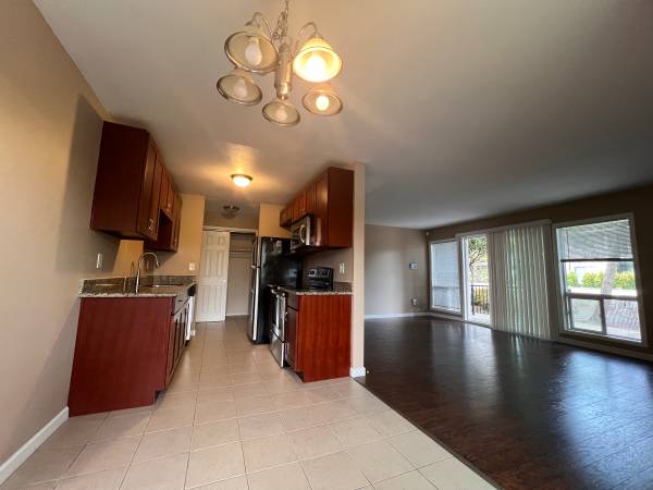 $2,300 / 2br - 1019ft2 - Hogar limpio ubicado en zona central (Sur de Seattle)63799909869187120