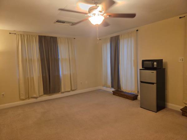 $900 / 1br - 301ft2 - Large private room w full bath & separate entrance in great location64040361409154121