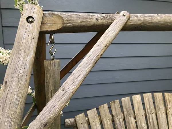 Columpio de madera estilo cabaña al aire libre - $200 (Seattle)63471460589185121